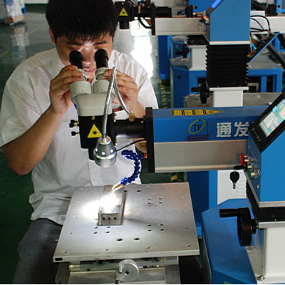 針對稍大模具，可轉向觀察操作